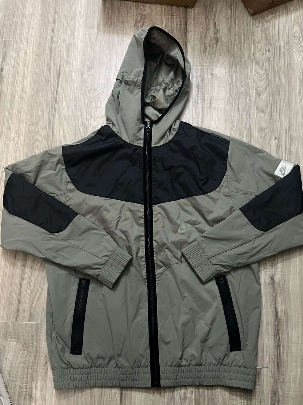 Nike Air max Hooded woven Jacket in Olive/Black